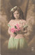 Enfant - Une Petite Fille En Robe Tenant Un Bouquet De Fleurs  - Colorisé - Carte Postale Ancienne - Portraits