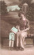 CARTE PHOTO - Un Garçon Avec Sa Mère Assis Sur Le Banc - Colorisé - Carte Postale Ancienne - Photographie