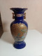Vase Ancien En Porcelaine Hauteur 20 Cm Diamètre 9 Cm - Vasi