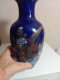 Vase Ancien En Porcelaine Hauteur 26 Cm Diamètre 13 Cm - Jarrones