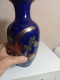 Vase Ancien En Porcelaine Hauteur 26 Cm Diamètre 13 Cm - Vasen
