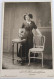 Photographie - Femme Derrière Une Table Et Une Chaise Debout - Collée Sur Carton Dim:11/16 Cm - Photo Blanckart Frère - Anonyme Personen