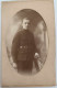 Photographie - Jeune Soldat Appué Sur Une Chaise - Médaillon - Carte Cousue Dim:16.5/10 Cm - Guerra, Militares