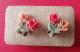 Vintage Kitch Anciennes Boucles D'oreille Clips Fleurs Roses Dans Leur Boîte D'origine H. Dellery Orléans - Aretes