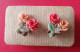Vintage Kitch Anciennes Boucles D'oreille Clips Fleurs Roses Dans Leur Boîte D'origine H. Dellery Orléans - Boucles D'oreilles