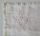 Ancien Mouchoir Ou Napperon Avec Broderies - Handkerchiefs