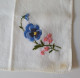 Ancien Mouchoir Avec Broderies Fleurs Bleu Et Rose - Zakdoeken