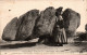 N°115869 -cpa Coutumes Moeurs Et Costumes Bretons -pierre Sacrée Des Druides- - Dolmen & Menhire