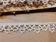 DENTELLE Ancienne GALON Bordure Crochet / 4.30 M X 15 Mm  De Large / COUTURE MERCERIE - Dentelles Et Tissus