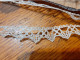 DENTELLE Ancienne GALON Bordure Crochet / 2.55 M X 14 Mm  De Large / COUTURE MERCERIE - Dentelles Et Tissus