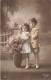 ENFANT - Bonne Année - Deux Enfants Debout Avec Des Fleurs - Carte Postale Ancienne - Andere & Zonder Classificatie