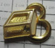 613C Pin's Pins / Beau Et Rare / INFORMATIQUE / HP HEWLETT PACKARD TRUC EN METAL JAUNE ET RELIEF - Informatik