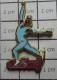 513H Pin's Pins / Beau Et Rare / SPORTS / PATINAGE ARTISTIQUE SURYA BONALY Tenue De Schtroumfette STARPIN'S - Patinage Artistique