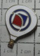 2817 Pin's Pins / Beau Et Rare / MONTGOLFIERES / BALLON LIBRE TRICOLORE PRIMAGAZ - Luchtballons