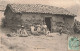 ETHNIQUES ET CULTURES - Une Famille Nombreuse Devant Une Maison Kabyle - Carte Postale Ancienne - Afrique