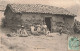 ETHNIQUES ET CULTURES - Une Famille Nombreuse Devant Une Maison Kabyle - Carte Postale Ancienne - Africa