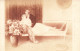 COUPLE - Illustration - Femme Allongée Sur Un Divan Et Les Genoux De Son Mari - Carte Postale Ancienne - Couples