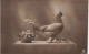 ANIMAUX - Poule - Une Poule Sur Une Table Avec Un Panier D'œufs - Fleurs - Carte Postale Ancienne - Oiseaux