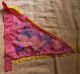 DRAPEAU - CHINE - DRAGON - TEMPLE - FORME TRIANGULAIRE - IDEOGRAMME - FORMAT : 34 X 24 Cm - Vlaggen