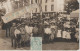 DOURDAN - Un Groupe Qui Pose Place De La Gare ( Carte Photo ) - Dourdan