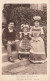 ENFANTS - Une Petite Fille Avec Ses Parents Sur L'escalier Dans Le Jardin - Carte Postale Ancienne - Gruppi Di Bambini & Famiglie