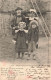 ENFANTS - Départ Pour La Promenade - Un Frère Et Une Sœur Avec Leurs Parents - Carte Postale Ancienne - Grupo De Niños Y Familias