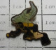 515A  Pin's Pins / Beau Et Rare / SPORTS / PLONGEE SOUS MARINE HOMME GRENOUILLE REQUIN - Diving