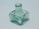 Delcampe - -ANCIEN ENCRIER PORTE PLUME En VERRE BLEU/VERT Déco Bureau POILUS 14/18    E - Inkwells