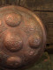 Ancien Bouclier Rondache Indo-Persan Dinanderie Cuivre Épais. Inde Indopersian Copper Shield - Oosterse Kunst