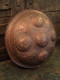 Delcampe - Ancien Bouclier Rondache Indo-Persan Dinanderie Cuivre Épais. Inde Indopersian Copper Shield - Oosterse Kunst