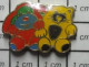 316A  Pin's Pins / Beau Et Rare / THEME : JEUX / JOUETS CHIEN ET CHAT EN PELUCHE - Jeux