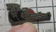 712E Pin's Pins / Beau Et Rare / SPORTS : AUTOMOBILE ESPECE DE DRAGSTER LETTRE A ROUGE - Automobile - F1