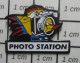 316A  PINS PIN'S / Beau Et Rare : PHOTOGRAPHIE / APPAREIL PHOTO STATION PETIT OISEAU QUI VA SORTIR - Fotografie