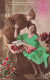 COUPLE - La Jeune Femme Assise En Regardant Son Compagnon Soldat - Colorisé - Carte Postale Ancienne - Paare