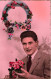 FANTAISIES - Un Homme Tenant Un Bouquet De Fleurs - Colorisé - Carte Postale Ancienne - Men