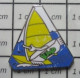 1012A  Pin's Pins / Beau Et Rare / THEME : SPORTS / PLANCHE A VOILE JUMP - Sailing, Yachting