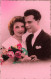 COUPLE - Un Couple Tenant Un Bouquet De Fleurs - Colorisé - Carte Postale Ancienne - Paare