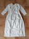 Delcampe - Robe Ancienne De Communiante Avec Fond De Robe, Noeud, Aumônière, Coiffe Et Mouchoir Brodé - A La Ville Du Puy - Laces & Cloth