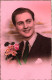 FANTAISIES - Un Homme Souriant Tenant Des Fleurs - Colorisé - Carte Postale Ancienne - Männer