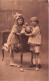 ENFANTS - Un Frère Et Une Sœur Sur Le Canapé - Carte Postale Ancienne - Groupes D'enfants & Familles