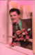 FANTAISIES - Un Homme Tenant Un Bouquet De Fleurs à La Fenêtre - Colorisé - Carte Postale Ancienne - Hommes