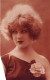 MODE - Une Fille Au Cheveux Court Avec Une Robe Asymétrique Ornée Par Une Rose - Carte Postale Ancienne - Mode
