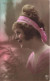 FÊTES ET VOEUX - Sainte-Catherine - Une Femme Avec Un Bandeau Attachant Ses Cheveux - Colorisé - Carte Postale Ancienne - Santa Catalina