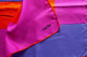 CARITA Carré 77cm, En Twill De Soie Sur Trois Tons Absolus. Orange Vif, Rose Fuschia Et Bleu Klein - Hoofddoeken En Sjaals