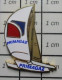 419  Pin's Pins / Beau Et Rare / SPORTS / VOILE TRIMARAN PRIMAGAZ Par BADGES IMPACT - Segeln