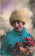 FANTAISIES - Une Femme Souriante Tenant Un Bouquet De Fleurs - Colorisé - Carte Postale Ancienne - Donne