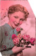 FANTAISIES - Une Femme Tenant Un Bouquet De Fleurs - Colorisé - Carte Postale Ancienne - Women