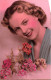 FANTAISIES - Une Femme  Tenant Un Bouquet De Fleurs - Colorisé - Carte Postale Ancienne - Frauen