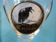 VERRE A BIERE DU CORBEAU. 33 CL. MYSTERIEUSE BIERE BLONDE PIED MAGNIFIQUEMENT OUVRAGE. NOIR / BLANC ET DORE. - Glazen