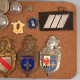 PLAQUE AVEC INSIGNES SOUVENIR DE LA GENDARMERIE BOUTONS PINS - Polizei